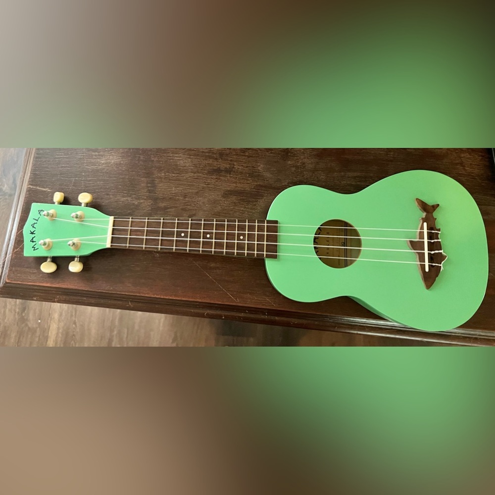 Makala Surf Green Soprano Shark Ukulele